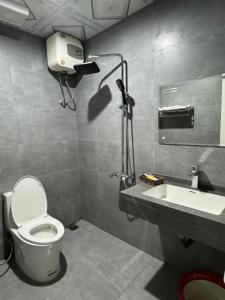 a bathroom with a toilet and a sink at Huệ Vinh Hotel in Cửa Lô +16 photos