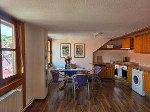 a kitchen with a table and chairs in a room at Ferienwohnung Saskia in Hammelburg