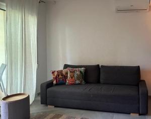 a black couch in a living room with a window at Onda in Denia