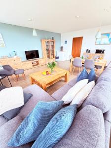 a living room with a gray couch with pillows at Utkiek in Fehmarn
