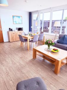 a living room with a table and chairs at Utkiek in Fehmarn