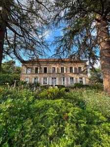 an old building in the middle of a field at Gîte La Vielle Forge in Virazeil