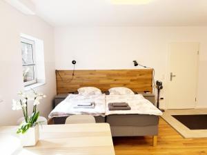 a bedroom with a bed with a wooden headboard at Apartment "New York - Prag" in Korschenbroich