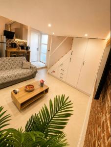 ein Wohnzimmer mit Sofa und Tisch in der Unterkunft TheAiryLoft in Mytilini