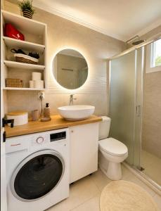 ein Badezimmer mit Waschmaschine und Waschbecken in der Unterkunft TheAiryLoft in Mytilini + 2 Fotos