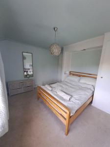 a bedroom with a bed in a room at Character Cottage in Wallingford in Wallingford