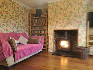 a living room with a couch and a fireplace at Character Cottage in Wallingford in Wallingford