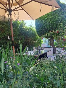 an umbrella over a table in a garden at Character Cottage in Wallingford in Wallingford +35 photos
