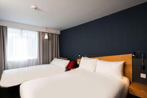 Ліжко або ліжка в номері Holiday Inn Express Gloucester - South by IHG