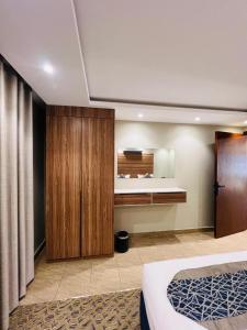 a hotel room with a bed and a bathroom at شقق سكنية بابو ذر in Medina