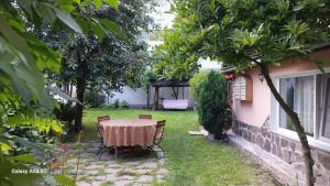 a table and chairs in the yard of a house at Casa Iacob in Sighişoara