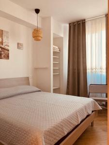 a bedroom with a bed and a window at Casa Di Luce con Parcheggio Privato Interno Gratuito in Montesilvano