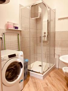 a washing machine in a bathroom with a shower at Casa Di Luce con Parcheggio Privato Interno Gratuito in Montesilvano +24 photos