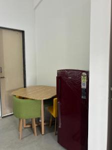 a small table and a refrigerator in a room at Casa asud Dapoli in Dapoli