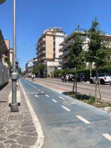 an empty city street with a traffic light and a building at Casa Di Luce con Parcheggio Privato Interno Gratuito in Montesilvano
