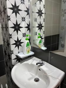 a bathroom with a white sink and a mirror at Yunis Cottage Tranquil mountain views Centrum Cameron Highlands in Brinchang +11 photos