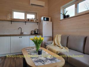 ein Wohnzimmer mit Sofa und Tisch in der Unterkunft Kuusekoda in Käina