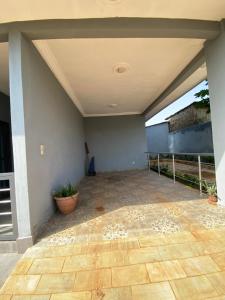 an empty patio with plants in a house at Le cozy in Abomey-Calavi