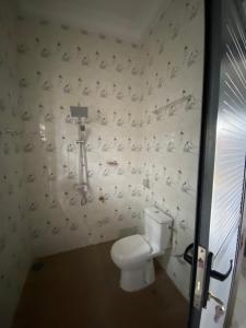a bathroom with a toilet and birds on the wall at Le cozy in Abomey-Calavi +15 photos