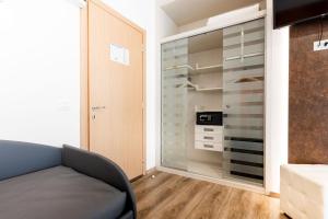 ein Wohnzimmer mit Sofa und Kleiderschrank in der Unterkunft Hotel Antoniana in Caorle