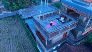 an overhead view of a house with people on the roof at Joni Ubud Hostel in Ubud