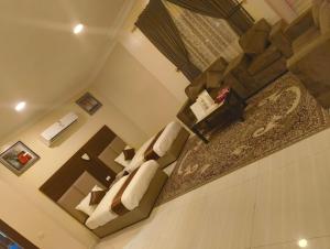 a living room with a couch and a table at العييري للشقق المخدومة in Dammam