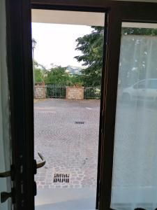 an open door with a view of a courtyard at Il Grottino in Frontino