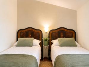 two beds in a small room with two beds sidx sidx sidx at Casa Bucaneve & Ciclamino in Gravedona