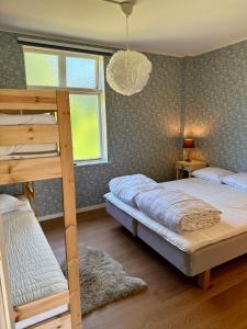 a bedroom with two bunk beds and a window at Stationshuset i Immeln in Immeln