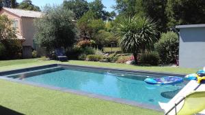 a small swimming pool with a toy in a yard at Villa proche de Bordeaux in Gradignan