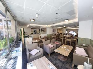 a dining room with tables and chairs and a table at Mercure Toulouse Centre Wilson Capitole in Toulouse