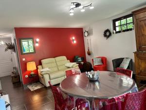 a living room with a table and a couch at Appartement 55 m2 proche de la plage in Sévrier