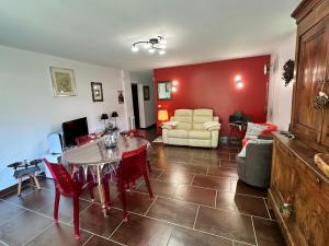 a living room with a table and a couch at Appartement 55 m2 proche de la plage in Sévrier