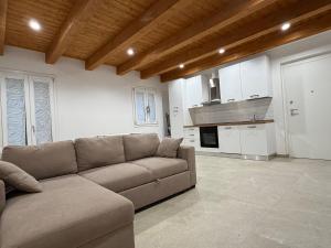 a living room with a couch and a kitchen at Casa Alfio in Centobuchi