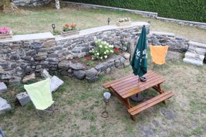 an overhead view of a picnic table and an umbrella at Le Refuge de l'Argence in Alpuech