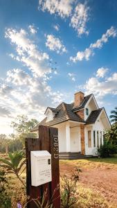 a house with a mail box in front of it at Tehel Farmhouse in Bemban