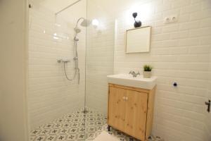 
Un baño de Standard Apartment by Hi5 - Chainbridge
