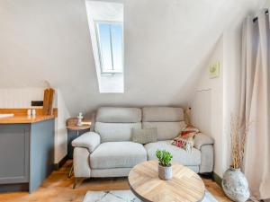 ein Wohnzimmer mit Sofa und Tisch in der Unterkunft Flat 2 - Uk49045 in Narberth + 8 Fotos