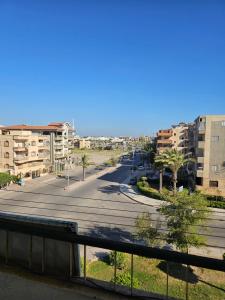 an empty street in a city with apartment buildings at Sharqeh apartment in Sintrīs