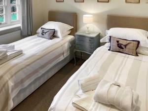 two beds sitting next to each other in a bedroom at The Library - Uk46649 in Crickhowell +9 photos