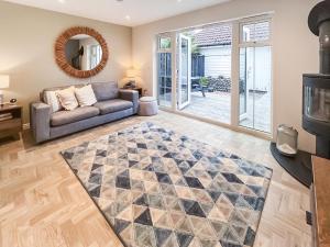 a living room with a couch and a mirror at Dory in Rye