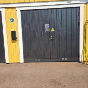 a black garage door with a sign on it at Nostalgirum in Kil