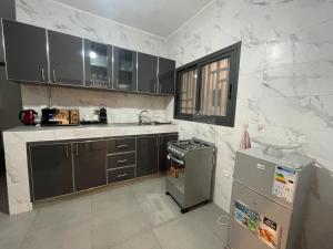 a kitchen with black and white marble walls at Mamelle in Dakar