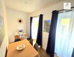 a dining room with a table and a window at Casa da Mica in Faja Grande