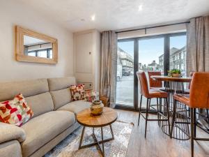 ein Wohnzimmer mit Sofa und Tisch in der Unterkunft Flat 1 - Uk49037 in Narberth