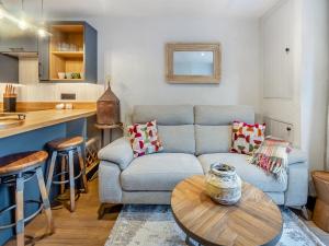 ein Wohnzimmer mit Sofa und Tisch in der Unterkunft Flat 1 - Uk49037 in Narberth + 9 Fotos