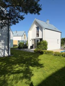 a white house with a green lawn at Dream-House in Kopalino