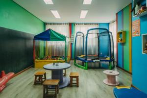 ein Raum mit einem Tisch und zwei Spielgeräten in der Unterkunft Farina Park Hotel in Bento Gonçalves
