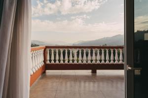 ein Balkon mit Blick auf die Berge in der Unterkunft Farina Park Hotel in Bento Gonçalves