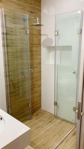 a shower with a glass door in a bathroom at Apartmento en Chiclayo in Chiclayo